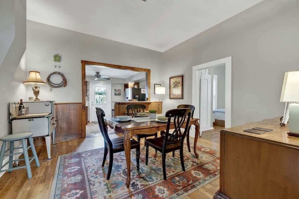 House, Multiple Beds, Patio (802 East Austin St.) | Dining