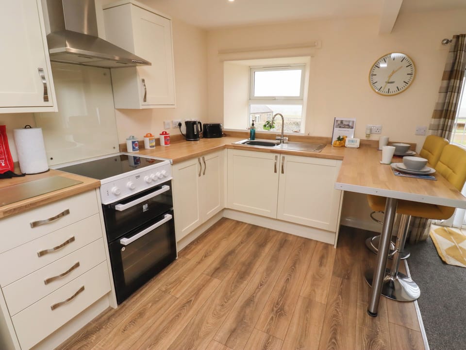 Cottage | Private kitchen | Fridge, electric kettle, toaster, cookware/dishes/utensils