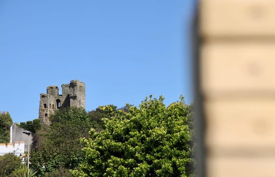 Historic Castle a 2 minute walk away