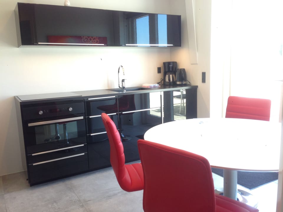 Coffee/tea maker, electric kettle, dining table
