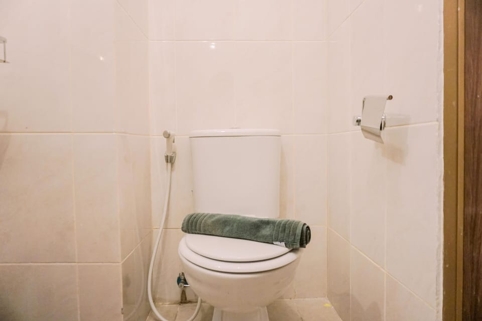 Studio | Bathroom | Shower, free toiletries, towels