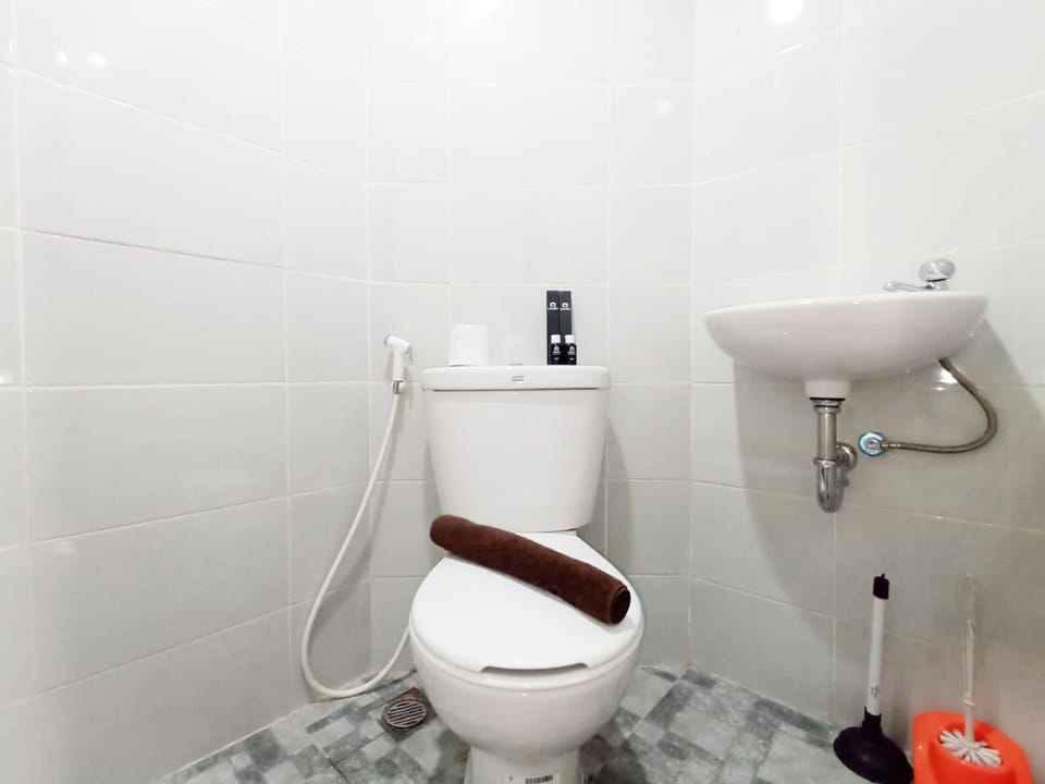 Studio | Bathroom | Shower, free toiletries, towels