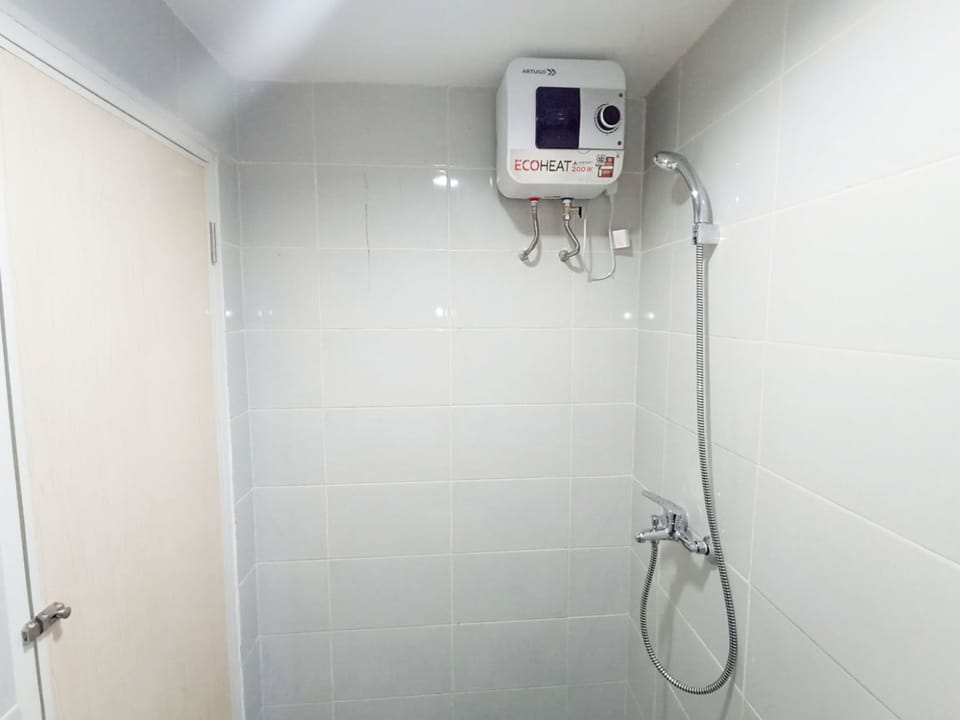 Studio | Bathroom | Shower, free toiletries, towels