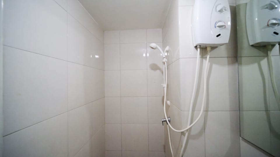 Studio | Bathroom | Shower, free toiletries, towels