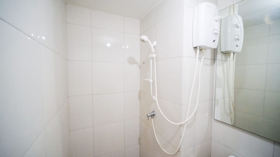 Studio | Bathroom | Shower, free toiletries, towels
