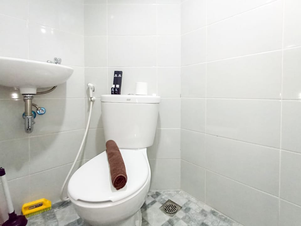 Studio | Bathroom | Shower, free toiletries, towels