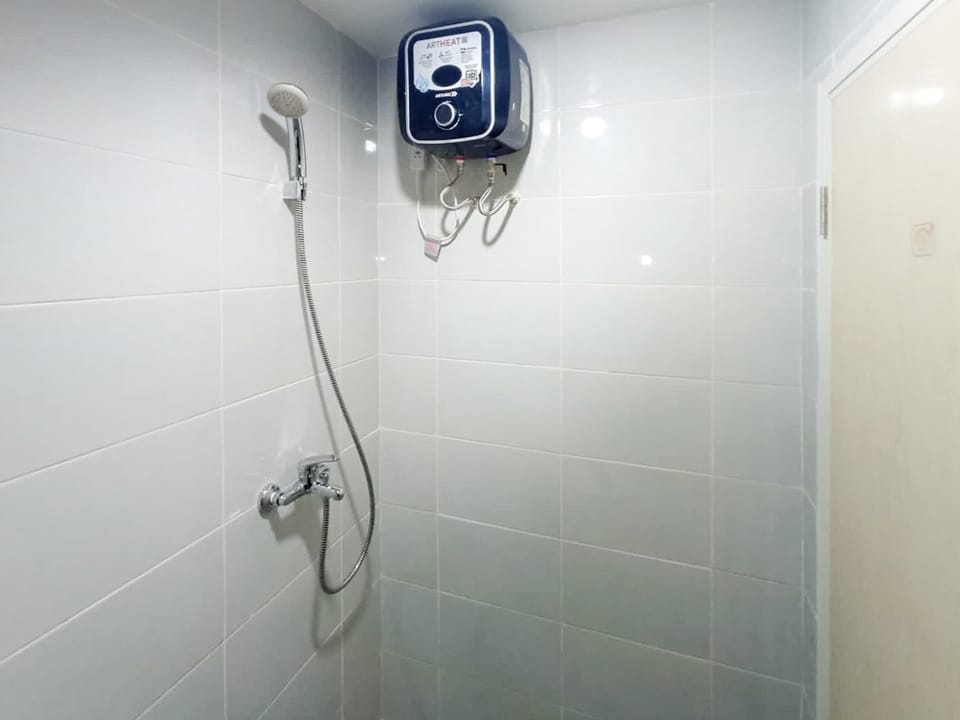 Studio | Bathroom | Shower, free toiletries, towels