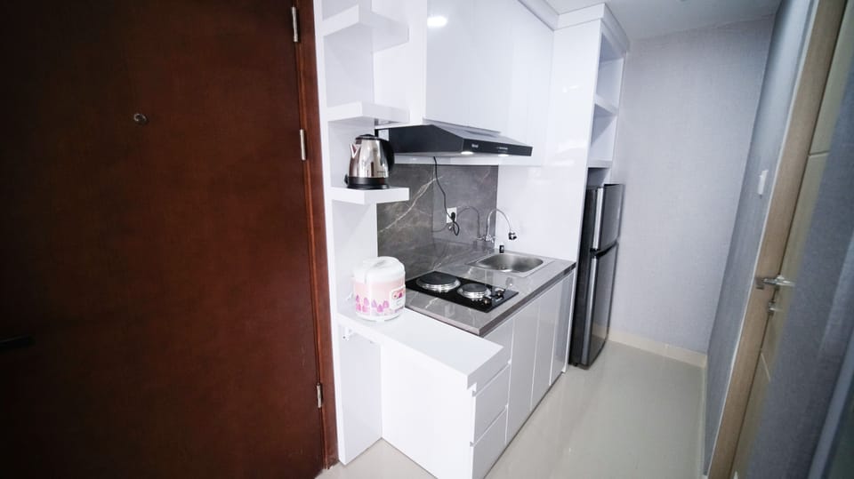Studio | Private kitchen | Full-size fridge, stovetop