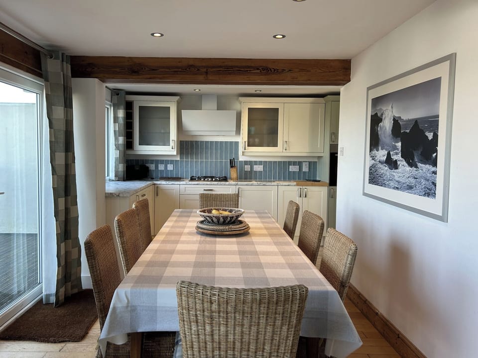 Cottage | Dining