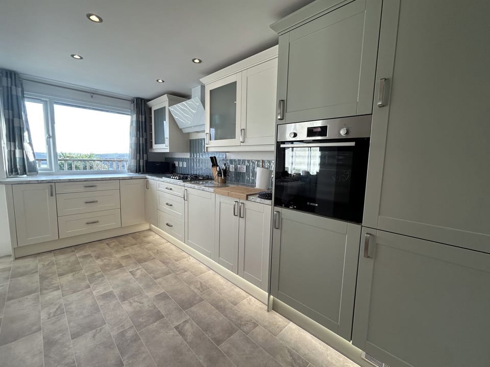 Cottage | Private kitchen | Fridge, dishwasher, electric kettle, toaster