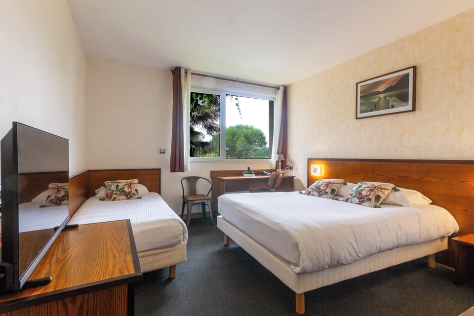 Superior Triple Room | Desk, free cribs/infant beds, free WiFi, bed sheets