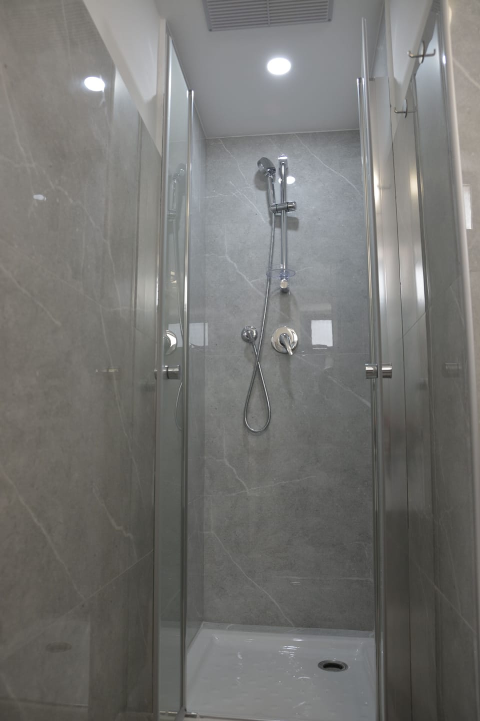 Luxury Single Room, 1 Twin Bed | Bathroom | Free toiletries, hair dryer, bidet