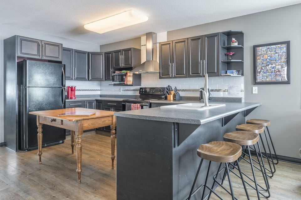 Breakfast Bar - Seats 4 