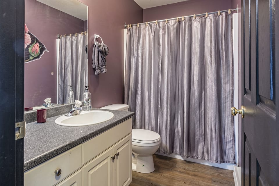 Main Full Bathroom with Shower/Tub 