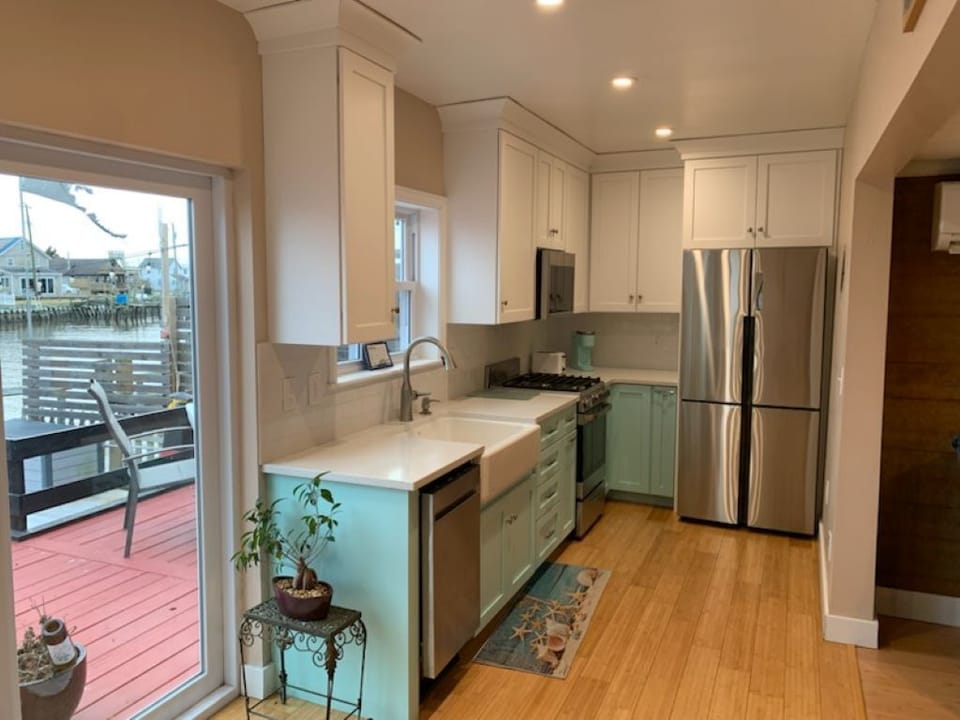 Full size Refrigerator, microwave, gas stove/oven, dishwasher, Single cup Keurig