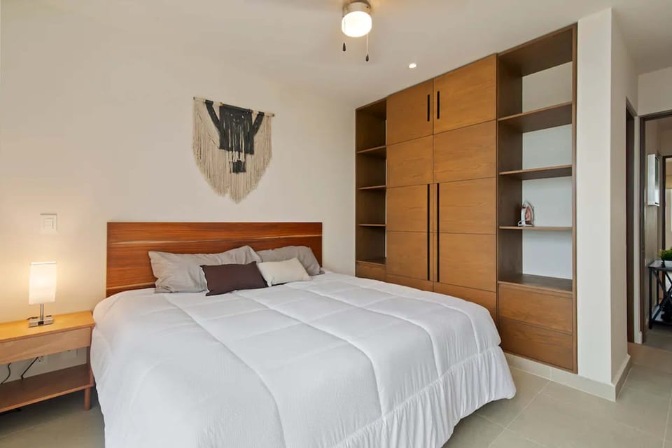 Luxury king-size sanctuary: Smart TV, balcony with ocean views, comfort and elegance combined.