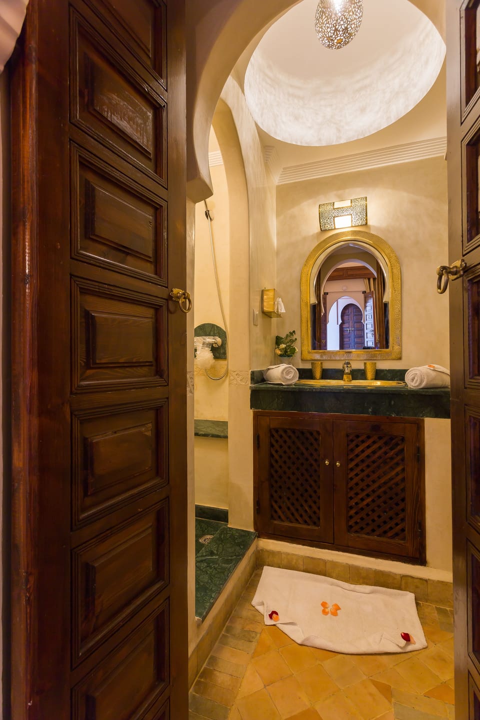 Superior Room | Bathroom | Free toiletries, hair dryer, towels