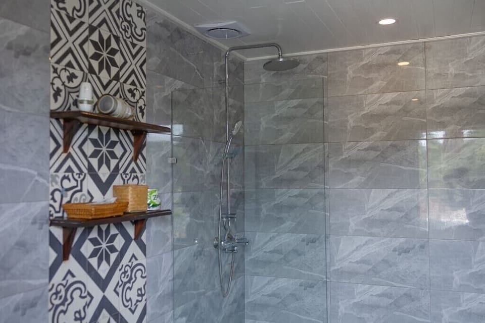 Standard Double or Twin Room | Bathroom | Shower, rainfall showerhead, hair dryer, slippers
