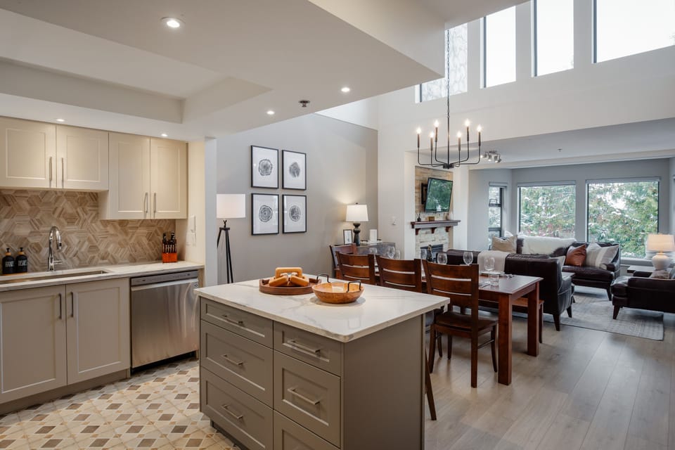 Open concept living/dining room - Vaulted ceilings offers loads of natural light with gorgeous forest views.