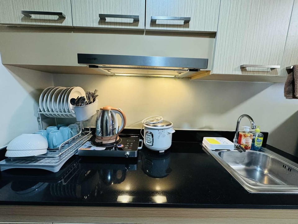 Business Condo | Private kitchen | Electric kettle, dining table