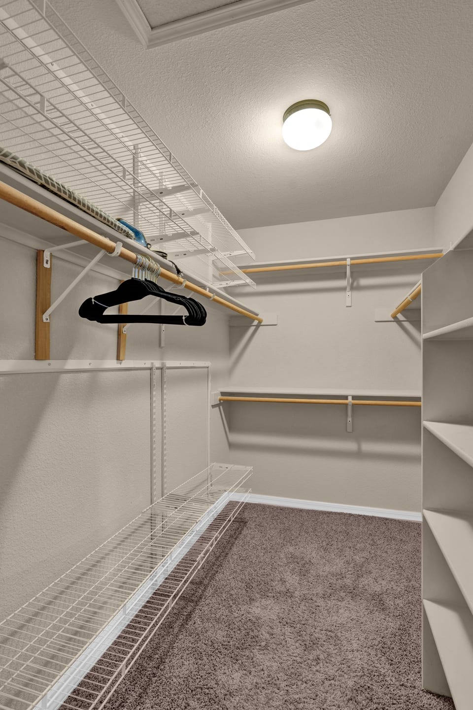 Full Walkin Closet 