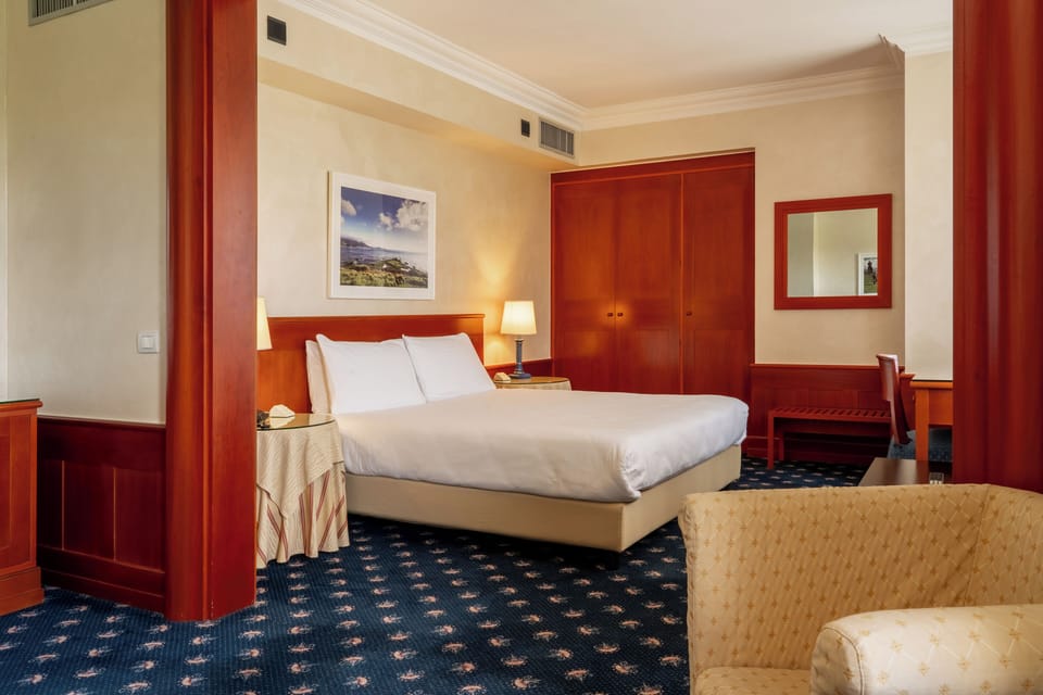 Junior Studio Suite, 1 King Bed with Sofa bed | Down comforters, in-room safe, desk, laptop workspace