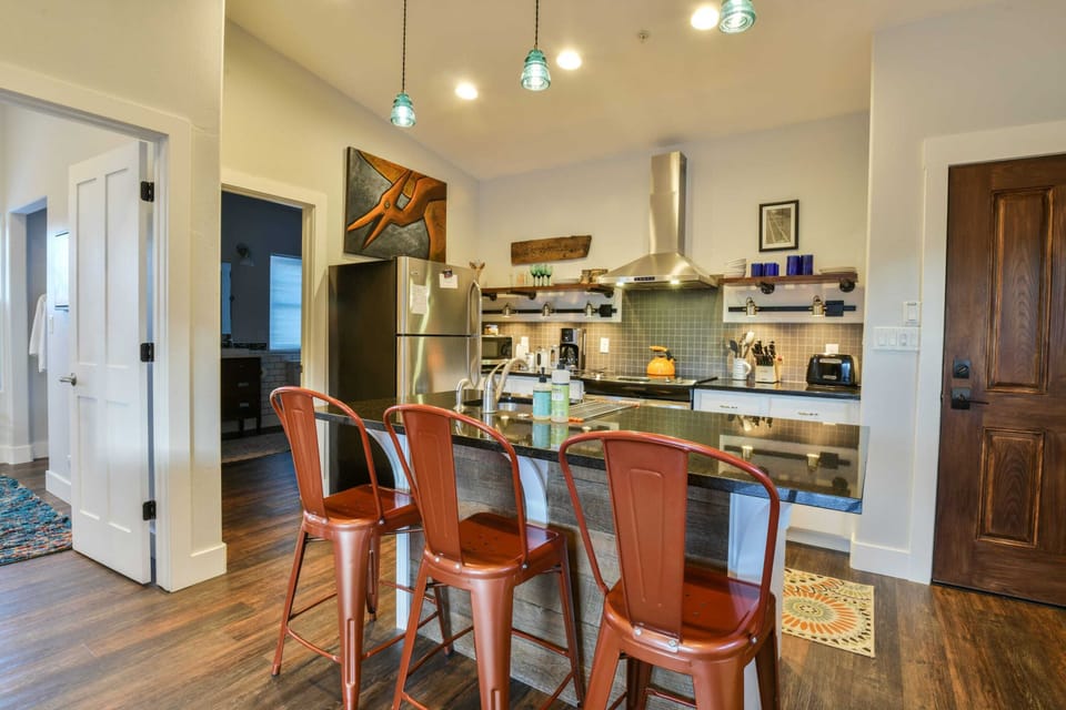 Kitchen & Dining