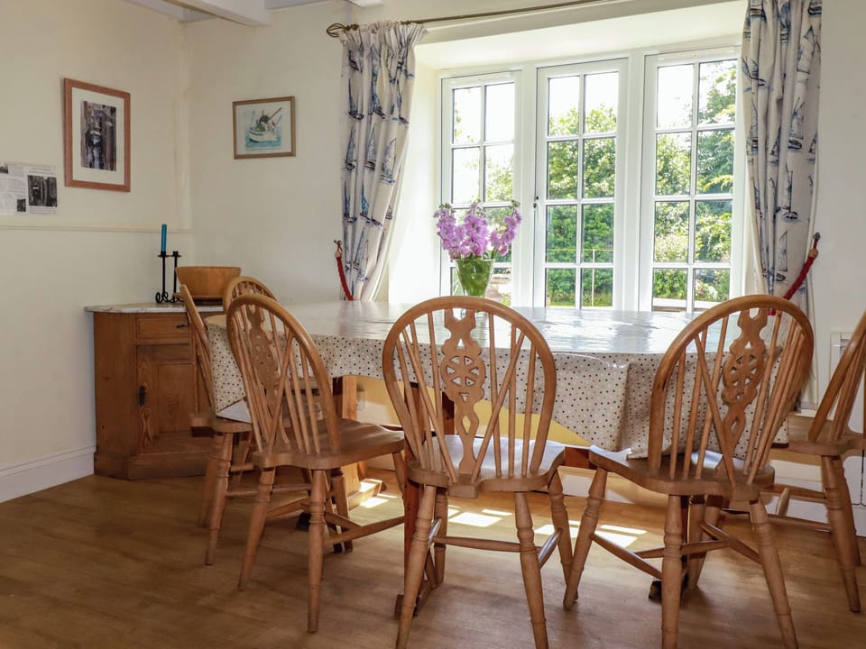 Cottage | Dining