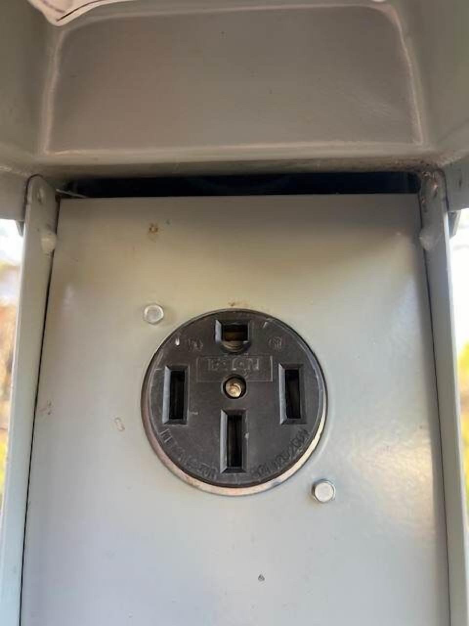 EV charging outlet (bring your cables and adaptors as those are not supplied)