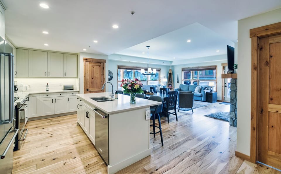 Spacious island in the kitchen