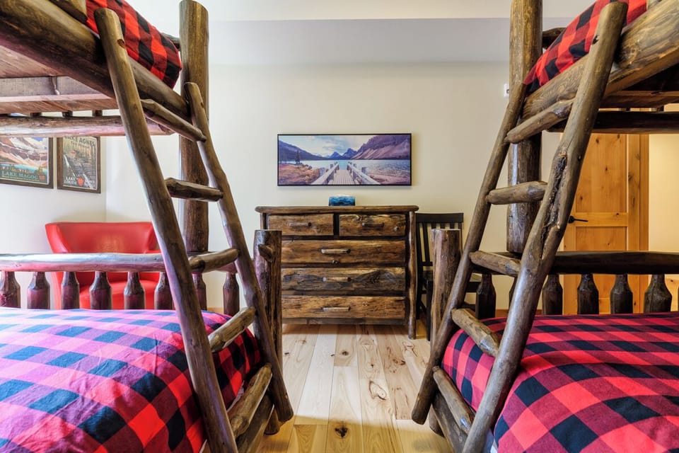 Sleeps 4 in the log furniture bunk beds!