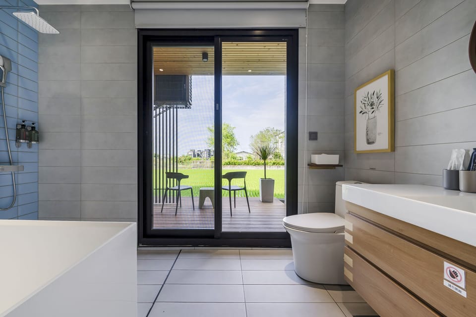 Superior Double Room | Bathroom | Free toiletries, hair dryer, slippers, towels