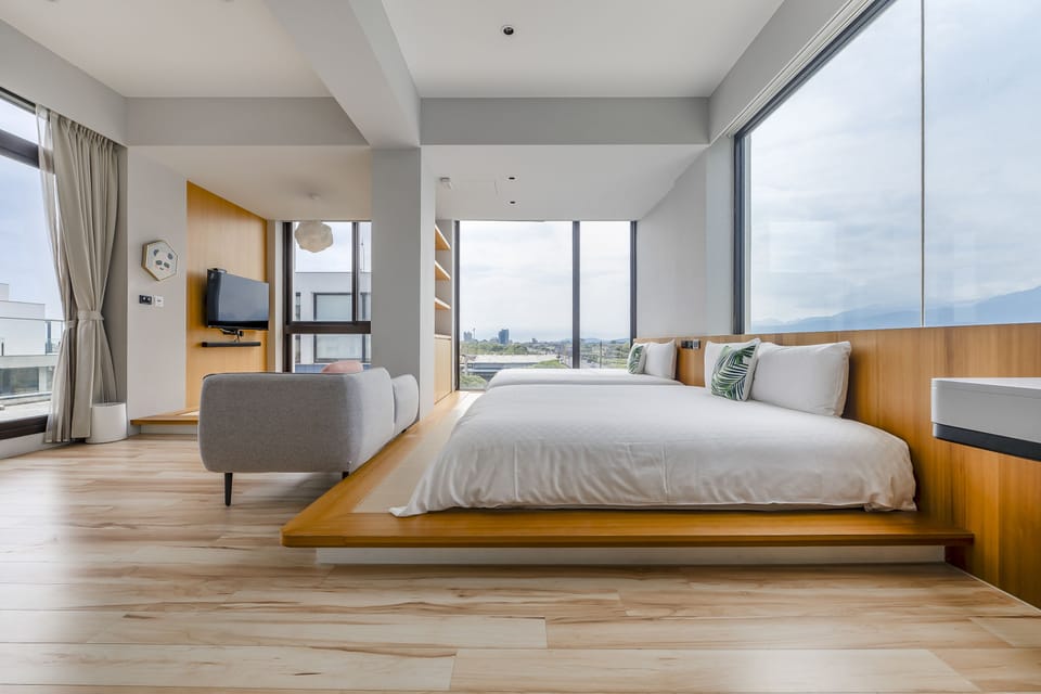 Luxury Suite | Desk, blackout drapes, free WiFi, bed sheets