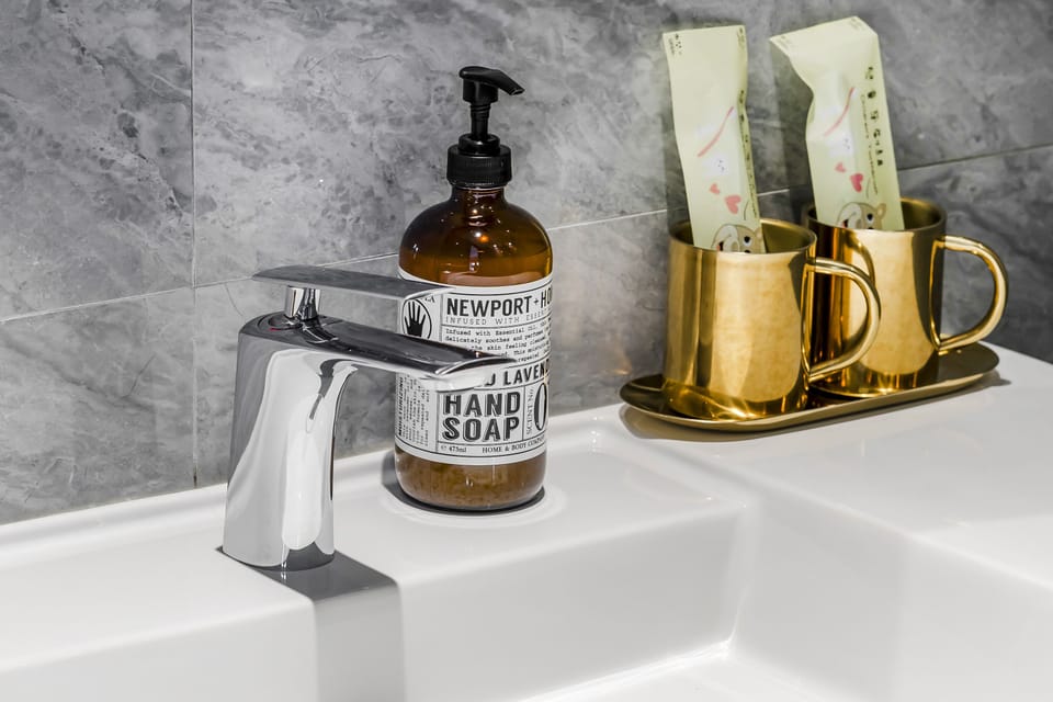 Family Suite | Bathroom | Free toiletries, hair dryer, slippers, towels