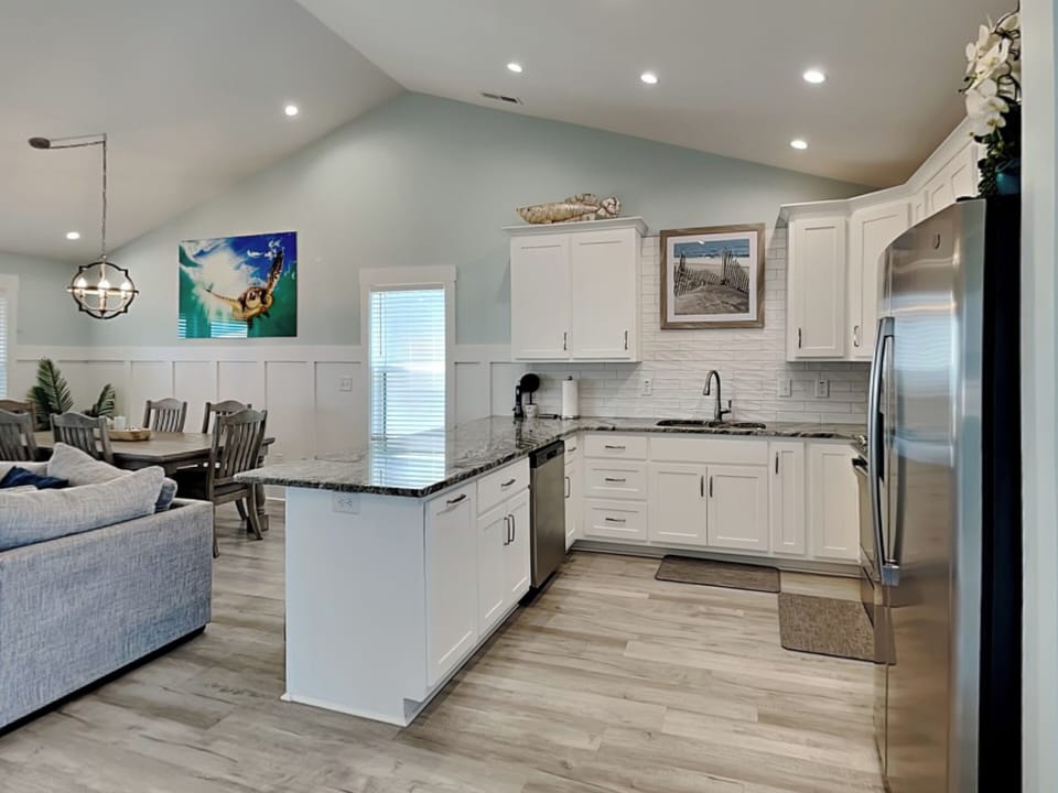 Kitchen with Breakfast Bar - Seating for 4
