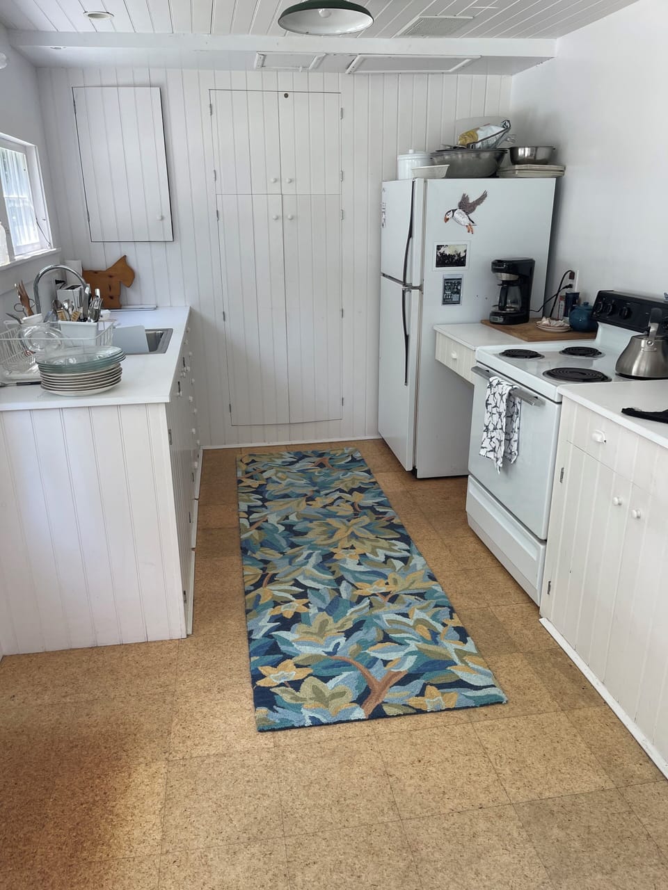 Light and bright kitchen with dishwasher!