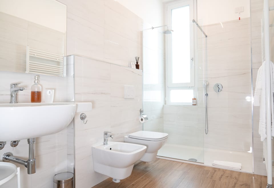 Comfort Room | Bathroom | Shower, rainfall showerhead, free toiletries, hair dryer