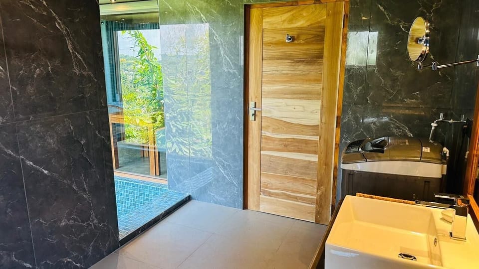 Executive Double Room | Bathroom | Shower, rainfall showerhead, free toiletries, hair dryer