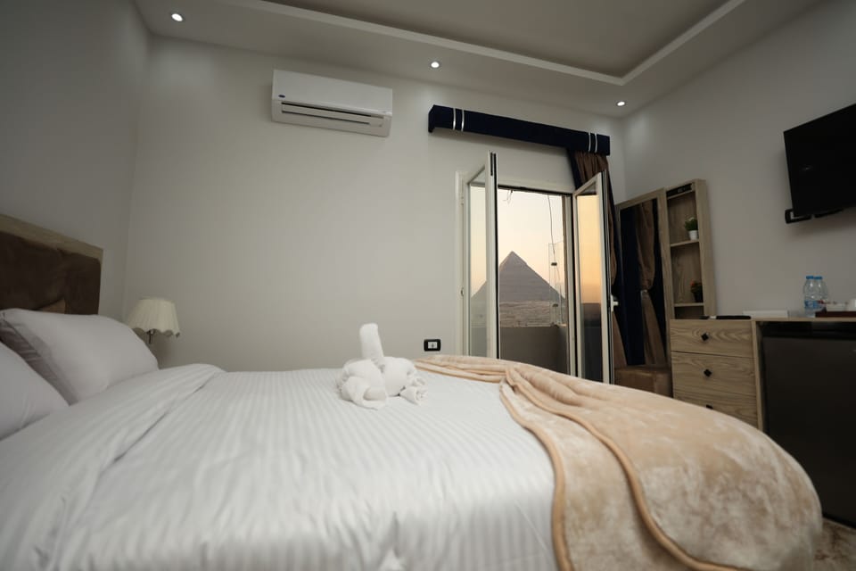 Deluxe Double Room With Panoramic Pyramids View | Hypo-allergenic bedding, minibar, in-room safe, desk