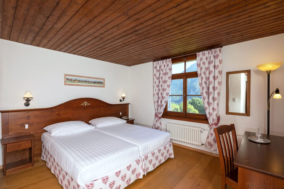 Comfort Double or Twin Room, Mountain View | Minibar, in-room safe, individually decorated, desk