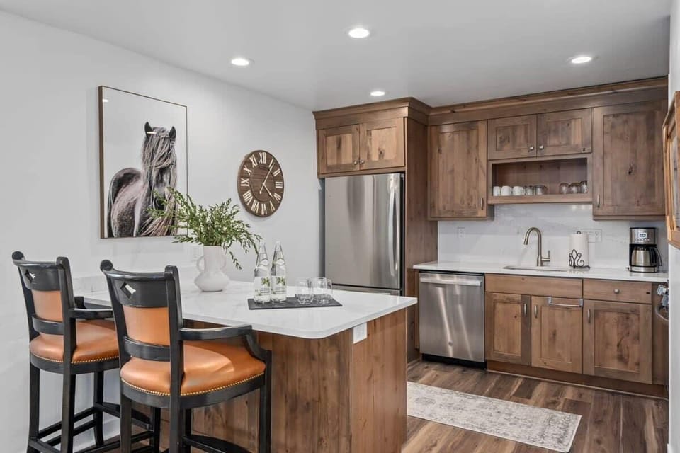 Kitchen: Modern design meets rustic charm in this spacious kitchen, perfect for culinary adventures!