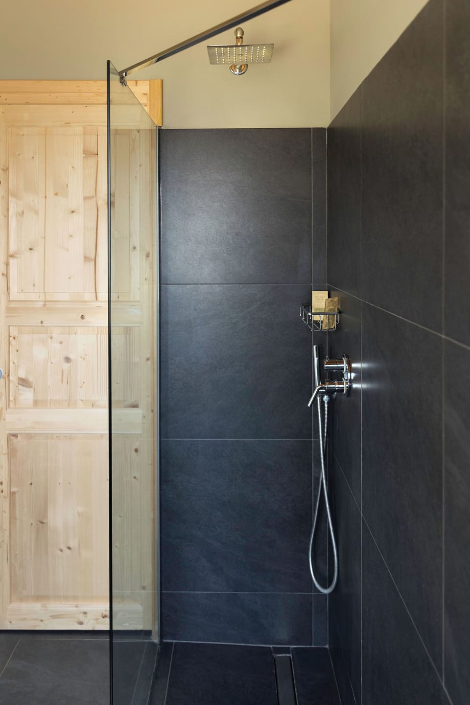 Deluxe Double or Twin Room | Bathroom | Shower, rainfall showerhead, free toiletries, hair dryer