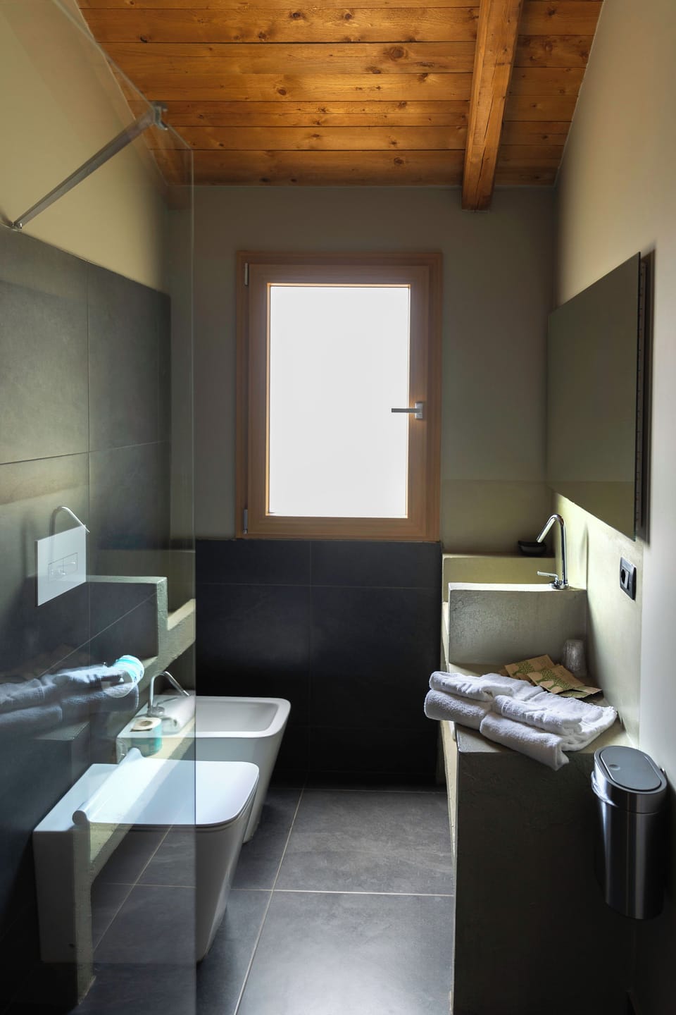 Deluxe Double or Twin Room | Bathroom | Shower, rainfall showerhead, free toiletries, hair dryer