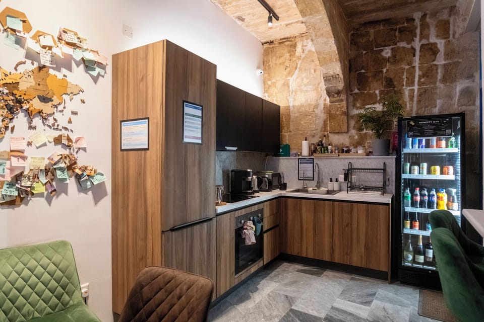 Full-size fridge, microwave, oven, stovetop