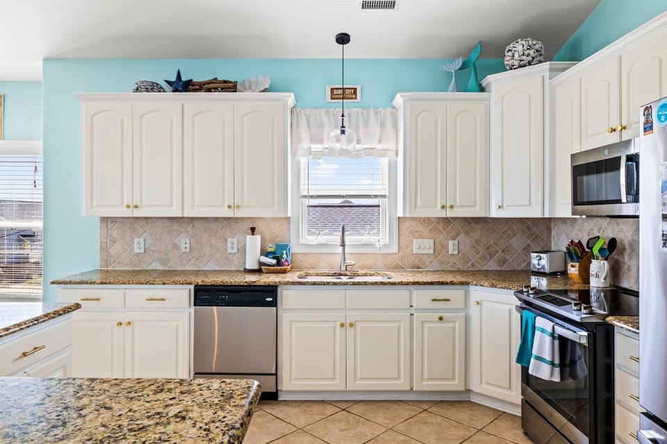 Modern meets coastal charm in this well-stocked kitchen—plenty of room for prepping fresh beachside bites.