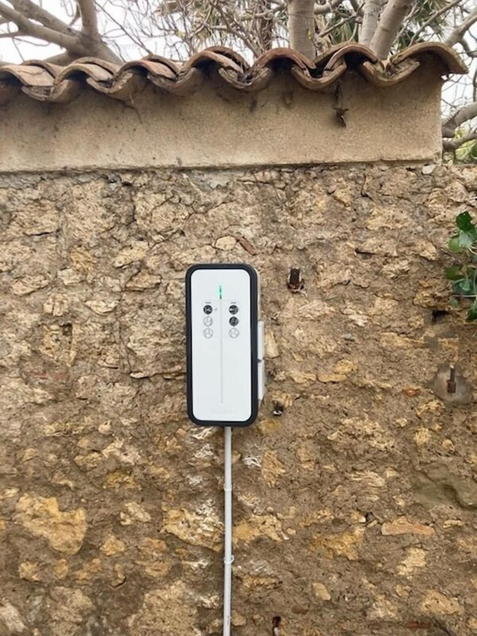 Electric vehicle charging station