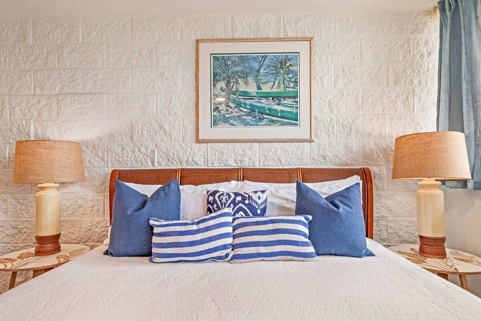 Drift off to dreamland in our cozy bedroom! Sink into soft bedding for a restful night's sleep. 