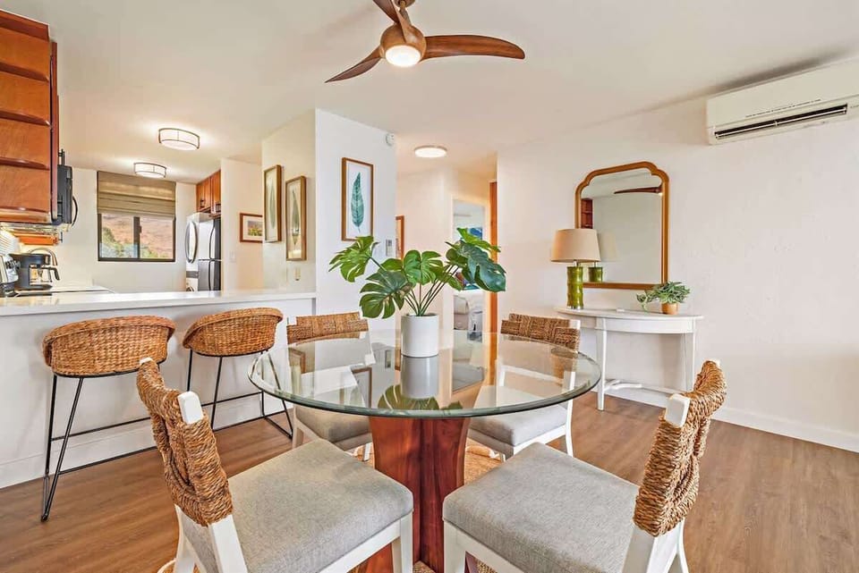 Enjoy meals and good times at our inviting dining area! The perfect spot to start and end your island days.