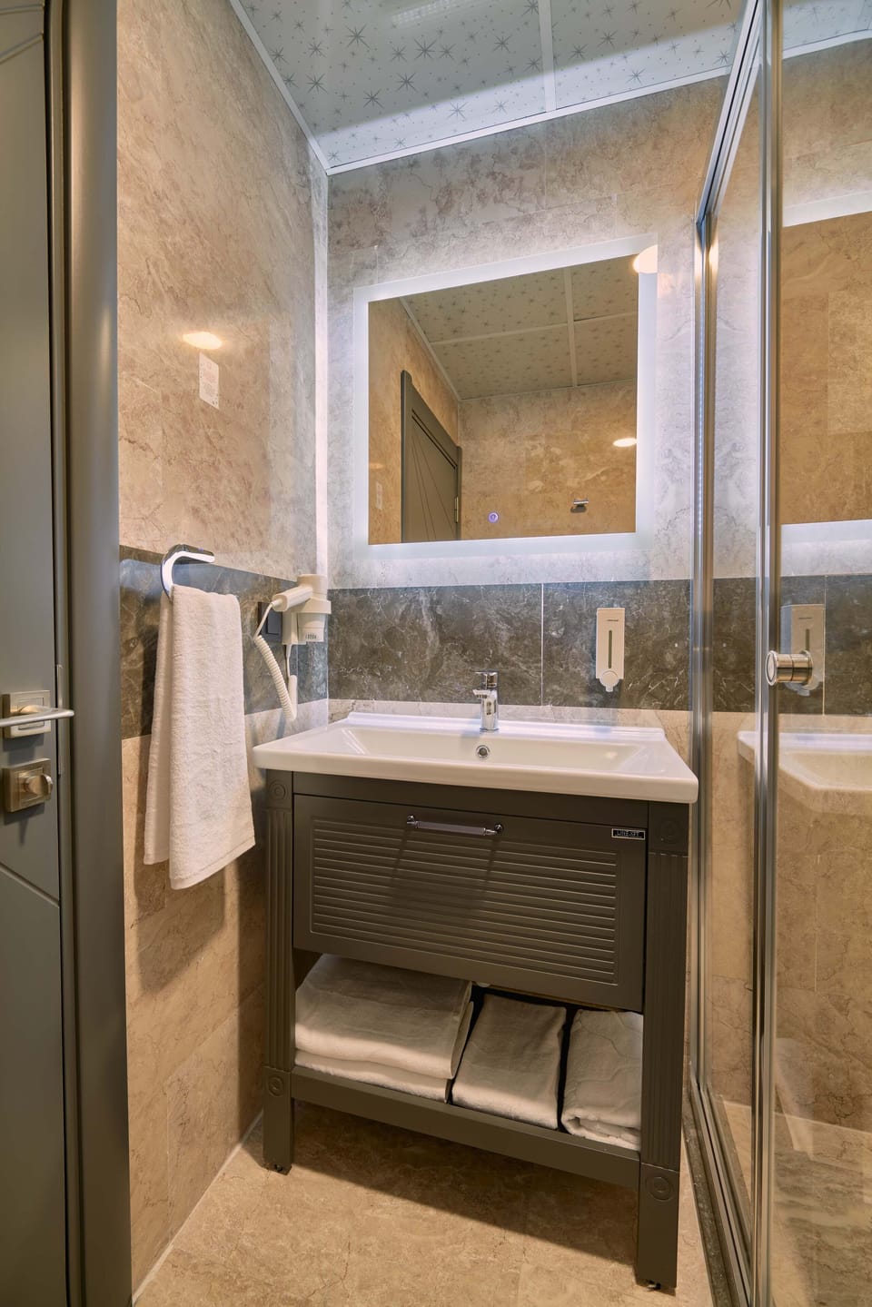 Superior Twin Room | Bathroom | Shower, free toiletries, hair dryer, slippers