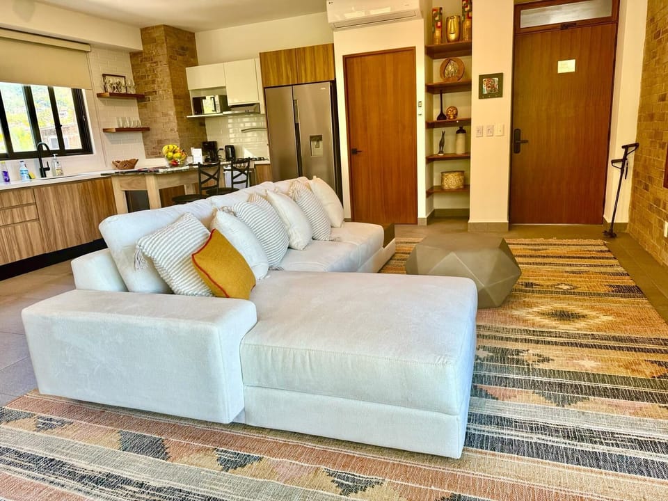Open layout of the living room / kitchen